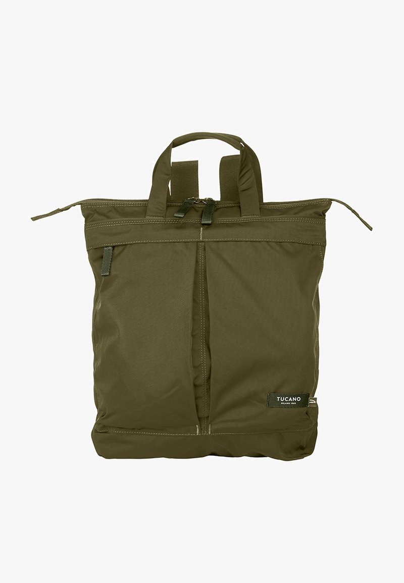 Borsa a tote in nylon verde oliva con doppio manico, chiusura superiore con zip e tasca frontale. Presenta dettagli di cucitura e un piccolo cartellino del marchio.