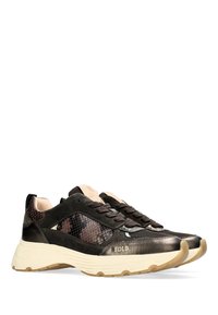 Sneaker neri e marroni con pannello in stampa serpente texturizzato, punta rotonda, allacciatura frontale e suola beige spessa. Dettagli del logo in rilievo presenti.