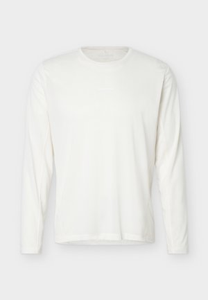 Weißes Langarmshirt mit Rundhalsausschnitt, aus dezent strukturiertem Stoff, mit kleinem, kaum sichtbarem, mittig auf der Brust platziertem Logo.