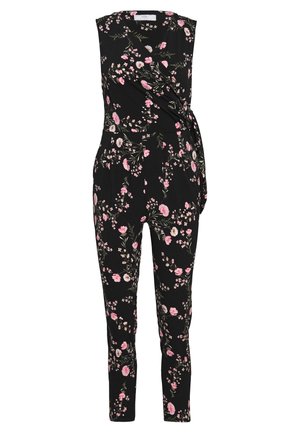 Jumpsuit floral noir à manches courtes, avec des fleurs roses et blanches, une taille drapée et une coupe de jambe fuselée.
