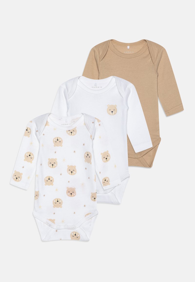 Três bodysuits de manga longa: um bege, um branco com rostos de urso e estrelas, e um branco simples. Fabricados em algodão suave, com fechos de pressão.