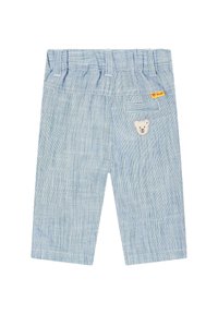 Blaue und weiße gestreifte Kindershorts mit einem Kordelzugbund, ausgestattet mit einem kleinen Bärenpatch auf der hinteren Tasche und umgeschlagenen Säumen.
