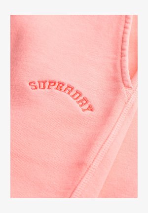 Sudadera de algodón rosa con logo bordado en curva "SUPERDRY" en hilo a juego. Presenta una textura suave y un diseño clásico de estilo pullover.