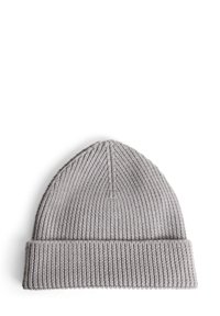 Grå stickad mössa med ribbat mönster, med en vikbar kant och en spetsig topp, tillverkad av mjukt garn.