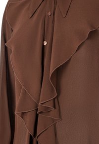 Blusa marrone con dettagli arricciati lungo la parte anteriore e il colletto. Realizzata in tessuto leggero, presenta chiusure con bottoni e una texture liscia.