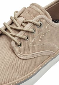 s.Oliver SNEAKER - Sportcipő - sand
