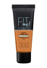 Fond de teint Maybelline Fit Me ! Matte + Poreless en teinte 332, dans un tube souple avec un capuchon noir, présentant un corps orange mat et un texte en relief.