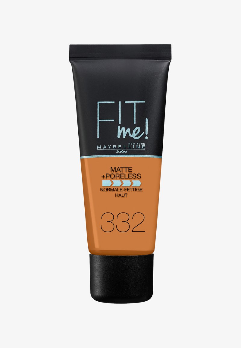 Fond de teint Maybelline Fit Me ! Matte + Poreless en teinte 332, dans un tube souple avec un capuchon noir, présentant un corps orange mat et un texte en relief.