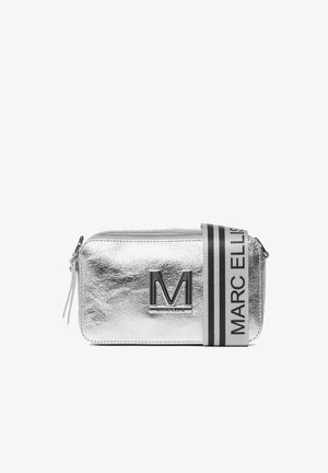 Zilverkleurige metallic rechthoekige clutch van Marc Ellis met rits en zwart-witte schouderband met merknaam.