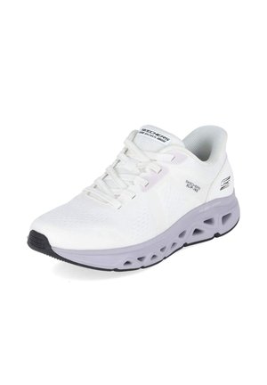 Chaussure de sport blanche Skechers avec semelle ventilée violet clair et laçage à l'avant, conçue pour le confort et un usage décontracté.