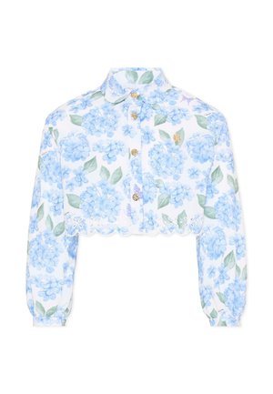Korte blouse met lange mouwen met blauwe bloemenprint, groene bladeren, gouden knopen aan de voorkant, gegolfde zoom en geplooide manchetten op een witte achtergrond.