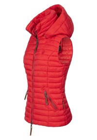 Chaleco acolchado rojo con capucha, con acolchado horizontal, cierre frontal de cremallera y dos bolsillos laterales con tiradores de cuero marrón.