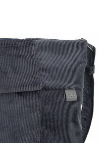 Borsa a tracolla in velluto blu scuro con parte superiore piegata. Presenta tessuto testurizzato, un'etichetta con marchio e una tracolla regolabile.