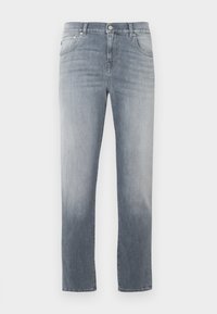 Jean denim bleu clair à jambes droites avec poches avant, passants de ceinture et fermeture par bouton à la taille.