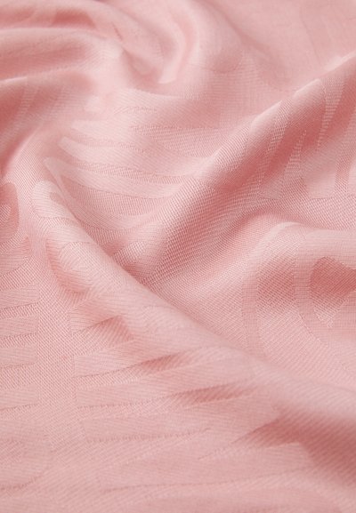 Tissu rose clair avec une texture lisse, comportant des motifs subtils qui créent un design tonal. Le matériau semble doux et fluide.