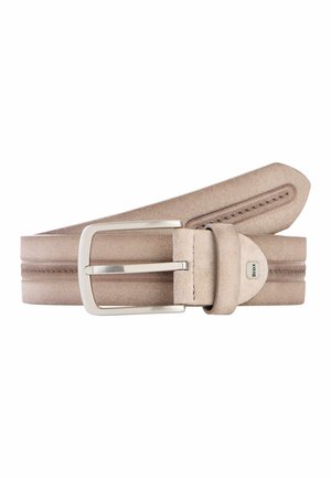 Beige ruskindsbælte med sølv rektangulært spænde og syninger, rullet sammen med synligt mærke på bæltestrop.
