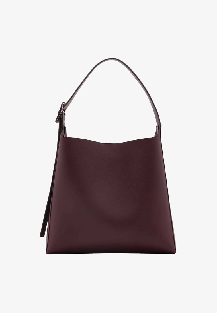 Sac à bandoulière en cuir marron foncé avec une large bandoulière unique et un corps rectangulaire lisse et minimaliste.