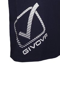 Camiseta de color navy con un gran diseño de logo perforado en color plata con el texto "GIVOVA". De manga corta, ajuste informal, hecha de algodón.