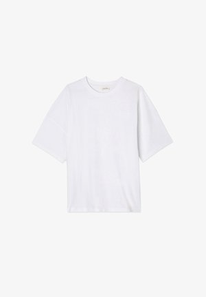 Balta īsām piedurknēm t-krekls, izgatavots no mīkstas auduma. Tam ir apaļa kakla izgriezums un brīva piegriezuma forma ar taisnu apakšmalu. Nav apdrukas vai detaļām.