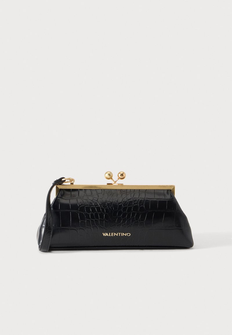 Μαύρο τσαντάκι Valentino με σχέδιο κροκό, χρυσό μεταλλικό πλαίσιο, κούμπωμα kiss-lock, μικρή λαβή και χρυσό λογότυπο Valentino στο μπροστινό μέρος.