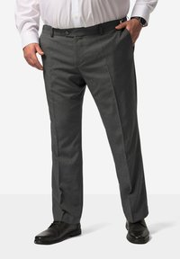 Donkergrijze broeken met een gladde textuur, met een platte voorkant, riemlussen, twee zijzakken en een knoopsluiting. Gemaakt in combinatie met zwarte dresschoenen.