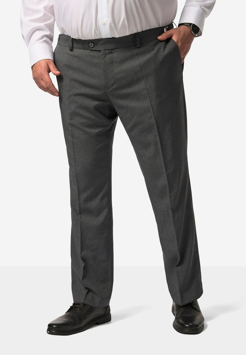 Donkergrijze broeken met een gladde textuur, met een platte voorkant, riemlussen, twee zijzakken en een knoopsluiting. Gemaakt in combinatie met zwarte dresschoenen.