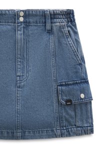 Vaaleansininen farkkuhame, jossa on joustava vyötärö, kaksi etutaskua ja sivussa tavaratasku, jossa on logotägi. Hopeiset kiinnikkeet.