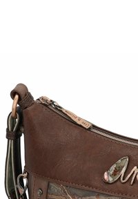 Braune Kunstledertasche mit bronzefarbenem Reißverschluss, dekorativen Akzenten und floralen Mustern auf der Vorderseite. Verfügt über einen abnehmbaren Tragegurt.