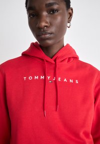 Tommy Jeans LINEAR HOODIE - Felpa - red hot