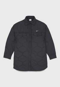 Svart vadderad jacka med tryckknappar fram, två bröstfickor och en vit Nike-logotyp på övre vänstra sidan. Texturerad tyg med en vågig mönster.