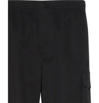 Mustad meeste lühikesed püksid elastse vöökoha, nööpidega kinnituse ja külje taskuga kaanega.