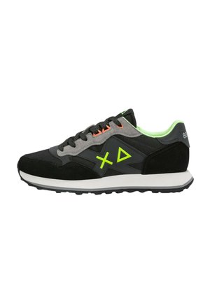 Zwart-grijze sneaker met neongroene voering, neongroene kruis- en driehoeklogo's, oranje veteroogjes en een witte zool.