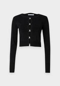 Schwarze, kurz geschnittene Strickjacke aus Rippstoff. Verfügt über lange Ärmel und einen Knopfverschluss mit dekorativen silbernen Akzenten. Schlichter runder Ausschnitt.