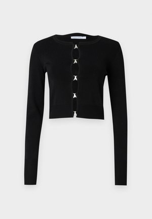 Schwarze, kurz geschnittene Strickjacke aus Rippstoff. Verfügt über lange Ärmel und einen Knopfverschluss mit dekorativen silbernen Akzenten. Schlichter runder Ausschnitt.