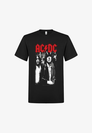 Svart T-skjorte med rødt AC/DC-logo og sort-hvitt bilde av fem bandmedlemmer, der én har djevelhorn og skoleuniform.