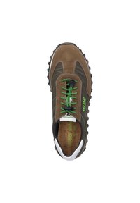 Braune Wildleder- und Stoffschuhe mit grünen Schnürsenkeln, Korkeinlage, weißen Akzenten und gemustertem Traktionsprofil. Die Zahl "1886" ist zu sehen.