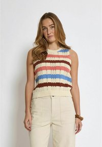 Top in maglia con strisce orizzontali in crema, rosa, blu e marrone, con orlo a costine. Abbinato a pantaloni beige a vita alta.