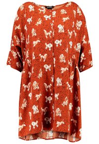 Blouse rouge à manches courtes avec un motif de chiens et des pois noirs, col rond et boutonnage à l'avant. Tissu léger, coupe décontractée.