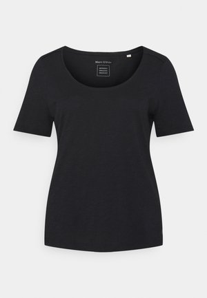 Czarny damski T-shirt z krótkim rękawem i dekoltem w kształcie łódki, wykonany z organicznej tkaniny, rozłożony na płasko na białym tle.