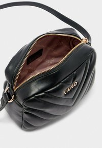 Schwarze gesteppte Leder-Crossbody-Tasche mit goldenem Reißverschluss, „Liu Jo“-Logo und hellrosa, gebrandeter Stoffauskleidung im Hauptfach.