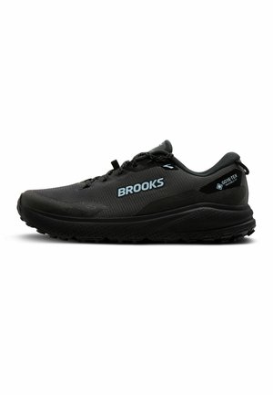 Zwarte Brooks hardloopschoen met GORE-TEX Invisible Fit stof, gedempte zool en veterontwerp, gezien vanaf de buitenkant.
