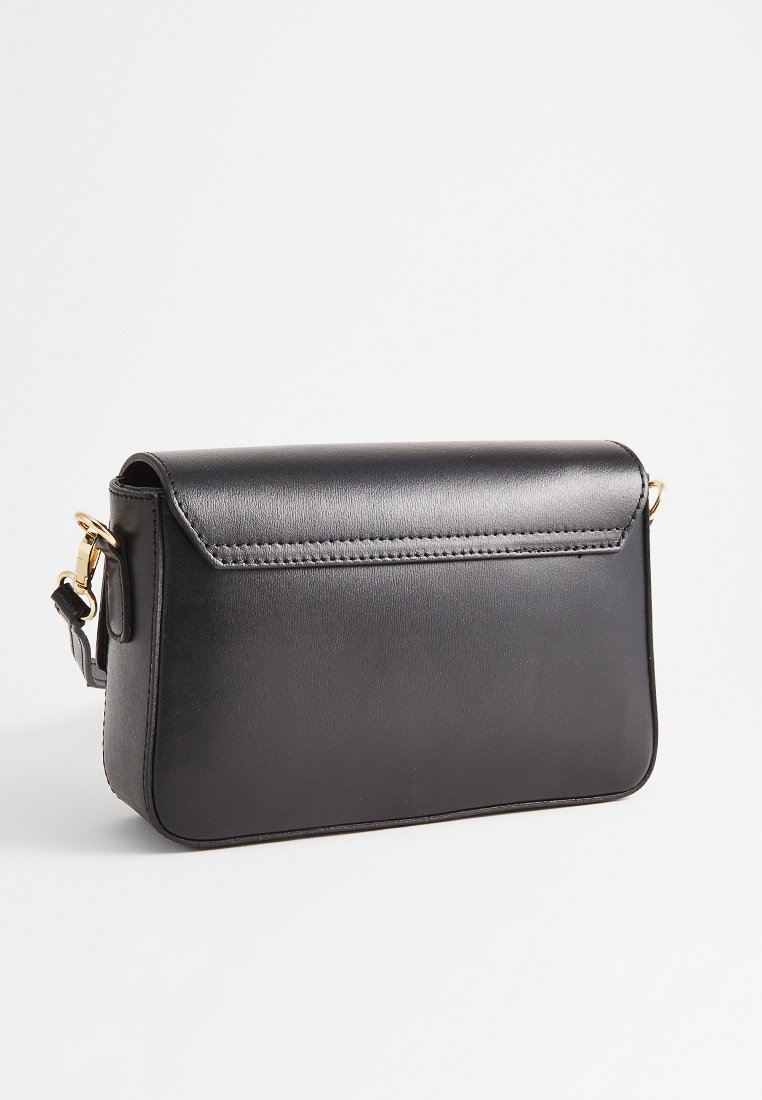 Czarna prostokątna skórzana torebka na ramię z klapką i złotymi elementami na regulowanym pasku.