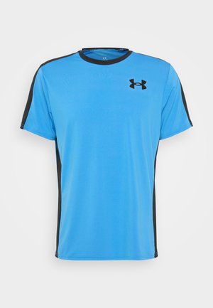 T-shirt de sport bleu fabriqué en tissu lisse, avec des accents latéraux noirs et un col rond. Logo noir sur le haut à gauche de la poitrine.