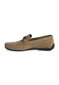 Braune Leder-Loafers mit einem gesteppten Zehendesign, flacher Sohle und dekorativem Hardware-Detail an der Seite. Glatte Textur und lässige Form.
