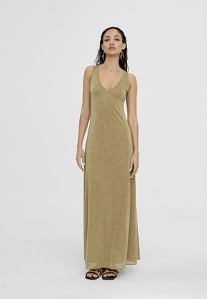 Robe maxi longue de couleur dorée avec un décolleté en V, sans manches, et une silhouette fluide ; présente une texture légèrement pailletée.