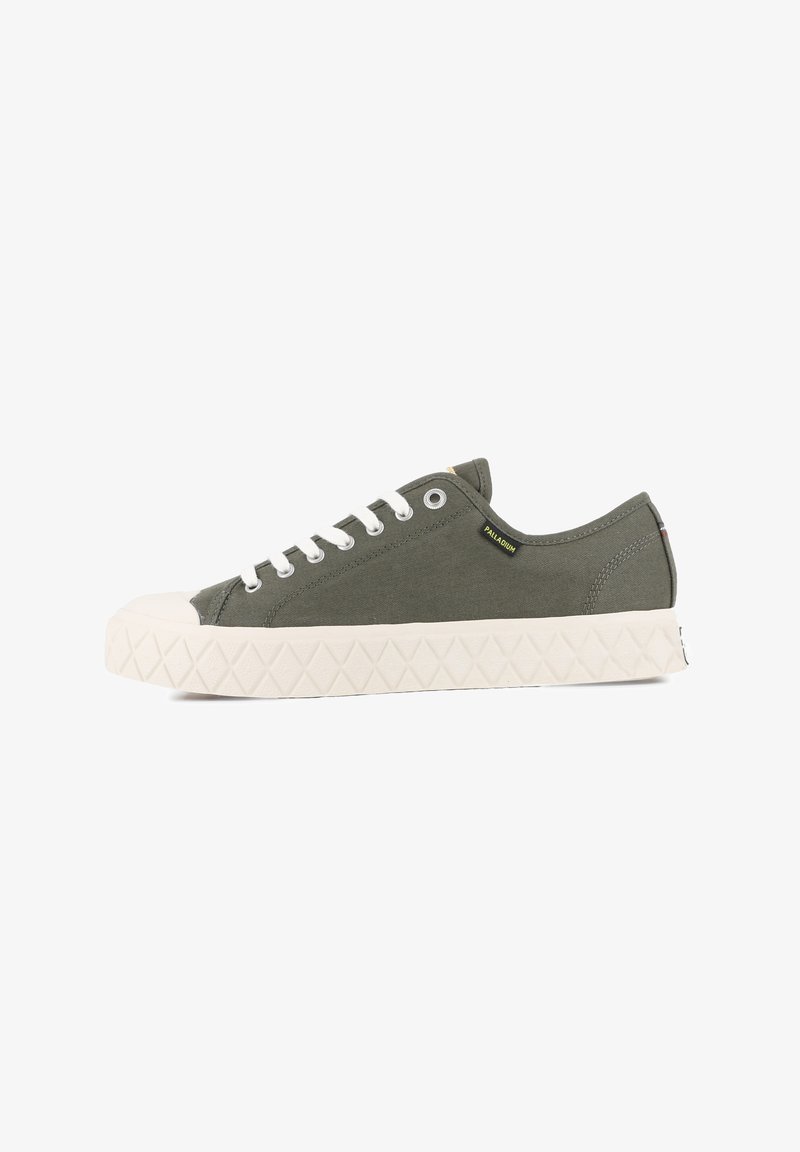 Adidași din pânză măslinie cu vârf din cauciuc alb și talpă texturată albă. Design cu cinci gauri pentru sireturi și detalii cu un etichetă galbenă.