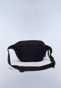 Námořnicky modrá látková ledvinka s přední kapsou na zip, nastavitelným černým popruhem, zaobleným tvarem a zesílenými švy.