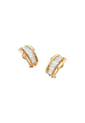 Boucles d'oreilles clips en or avec un design courbé comportant une rangée de pierres précieuses rectangulaires transparentes bordées de petites perles dorées.