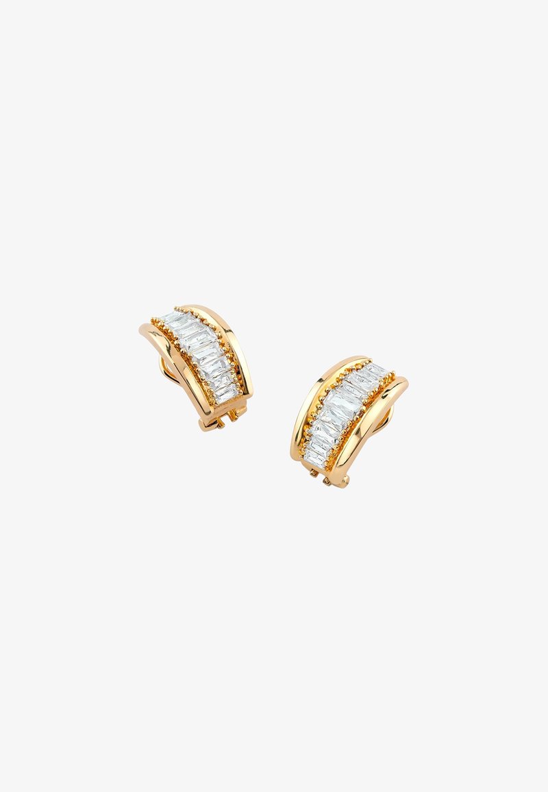 Boucles d'oreilles clips en or avec un design courbé comportant une rangée de pierres précieuses rectangulaires transparentes bordées de petites perles dorées.