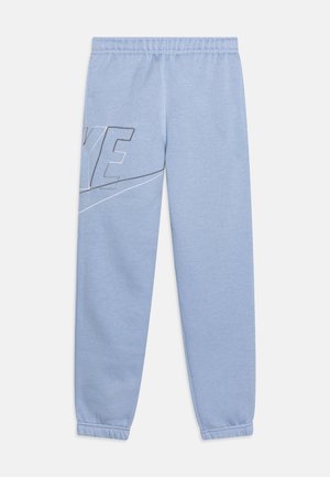 Pantalon de survêtement en coton bleu clair avec une coupe fuselée, présentant un logo "NIKE" en noir et blanc sur le côté gauche, et des poignets côtelés.